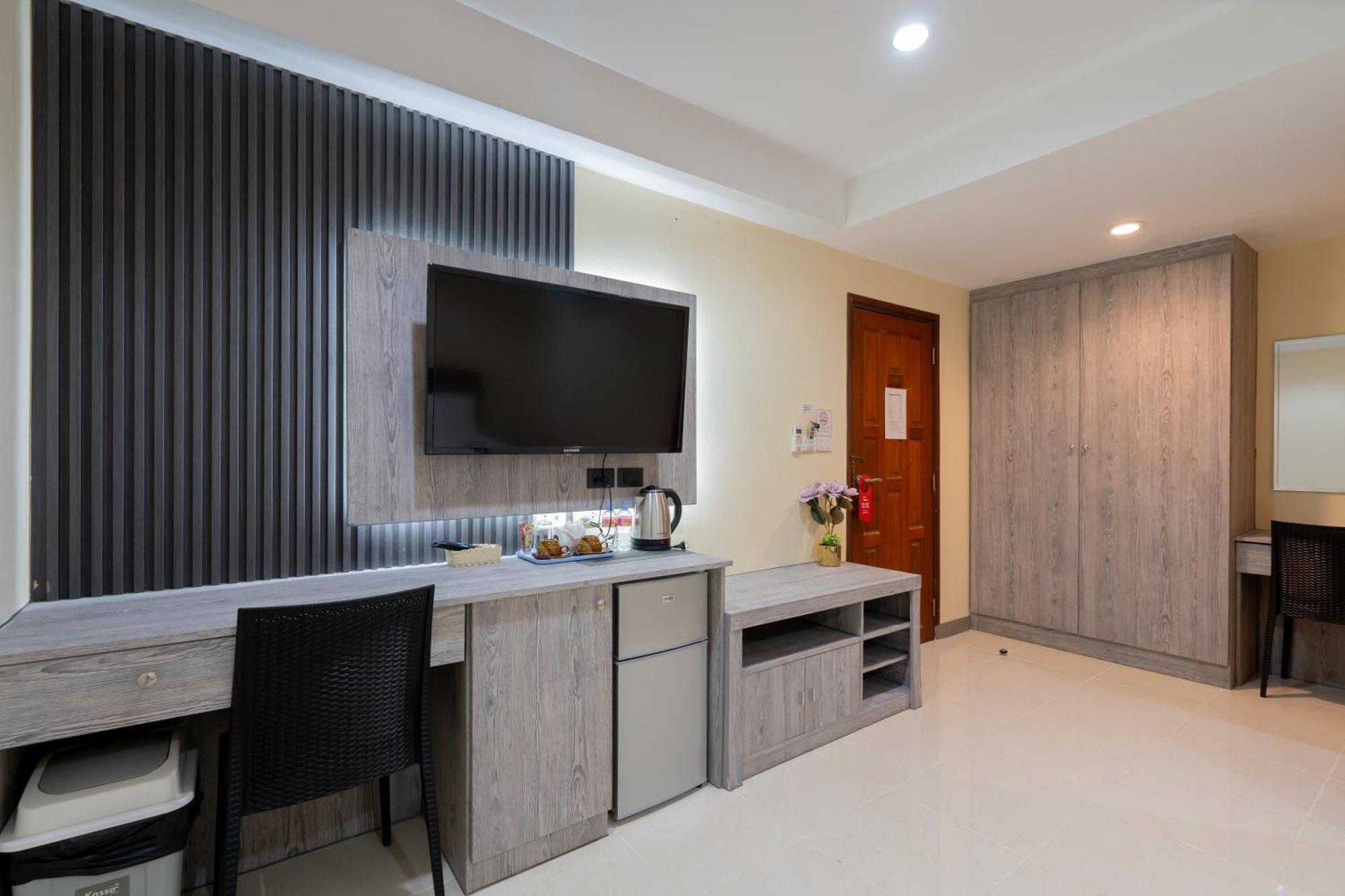 Square One Hotel Patong Exterior foto